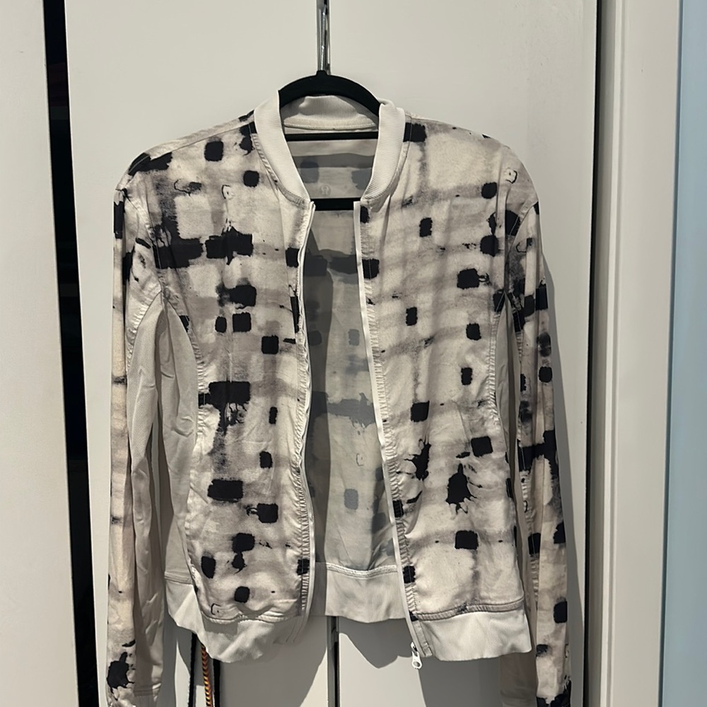 Lululemon zip up fits 4/6